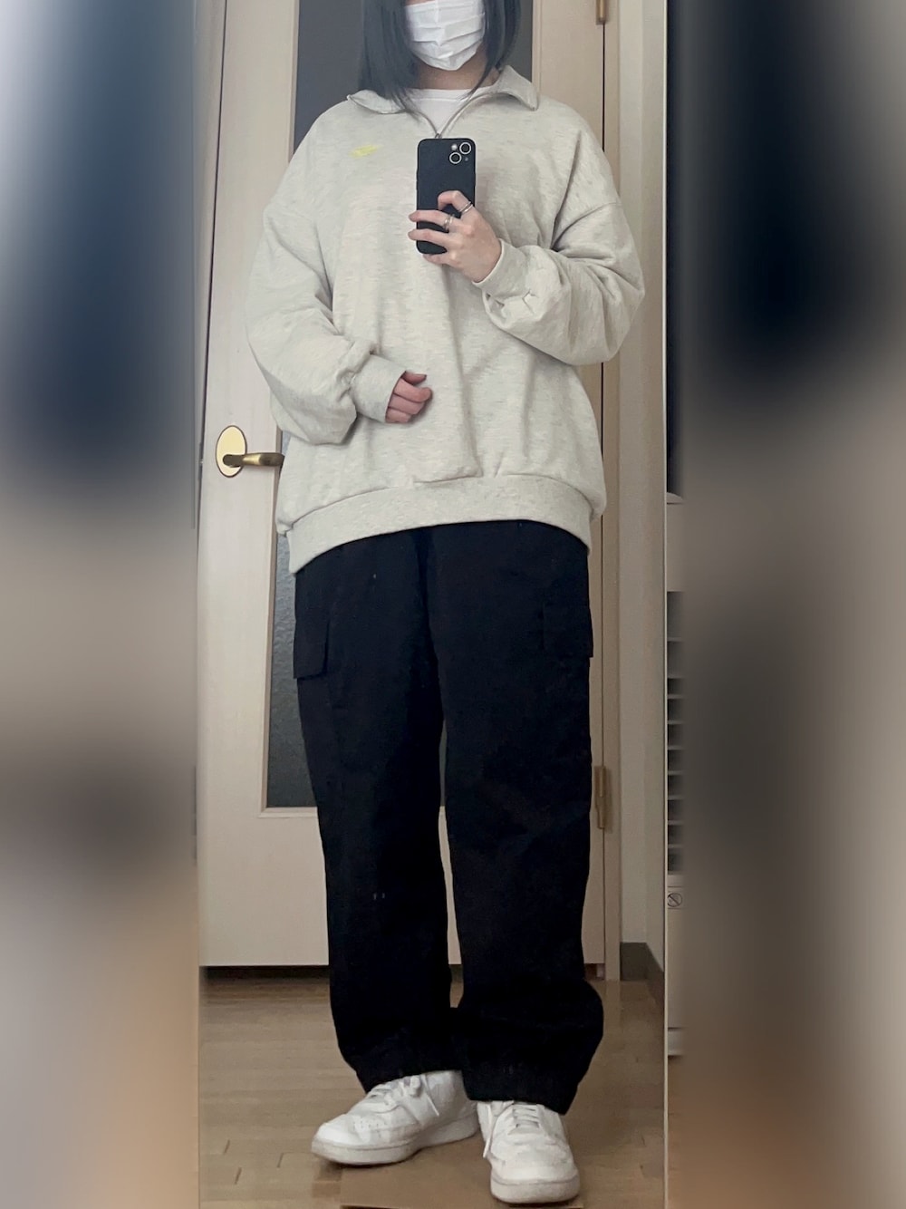 「ハーフジップ、スウェット、カーゴパンツ、スニーカー、白スニーカー、シンプルコーデ、ゆるコーデ、ラクチンコーデ、春、WEGO、NIKE」｜「WEGOのWEGO/オーバーサイズハーフジッププルオーバー（スウェット、グレー系）」を使った、およよさん（レディース・162cm）の春コーディネートの1枚目の写真