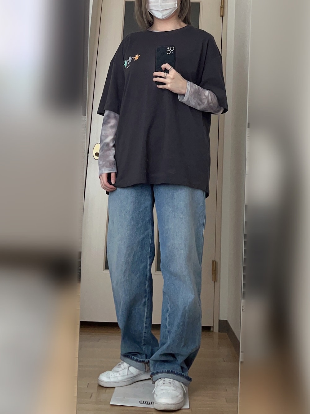 「Tシャツ、デニム、デニムパンツ、Tシャツ×デニム、シアートップス、スニーカー、白スニーカー、ゆるコーデ、ラクチンコーデ、シンプルスタイル、NIKE、UNIQLO」｜「UNIQLOのアイテム（デニムパンツ、ブルー系）」を使った、およよさん（レディース・162cm）の春コーディネートの1枚目の写真
