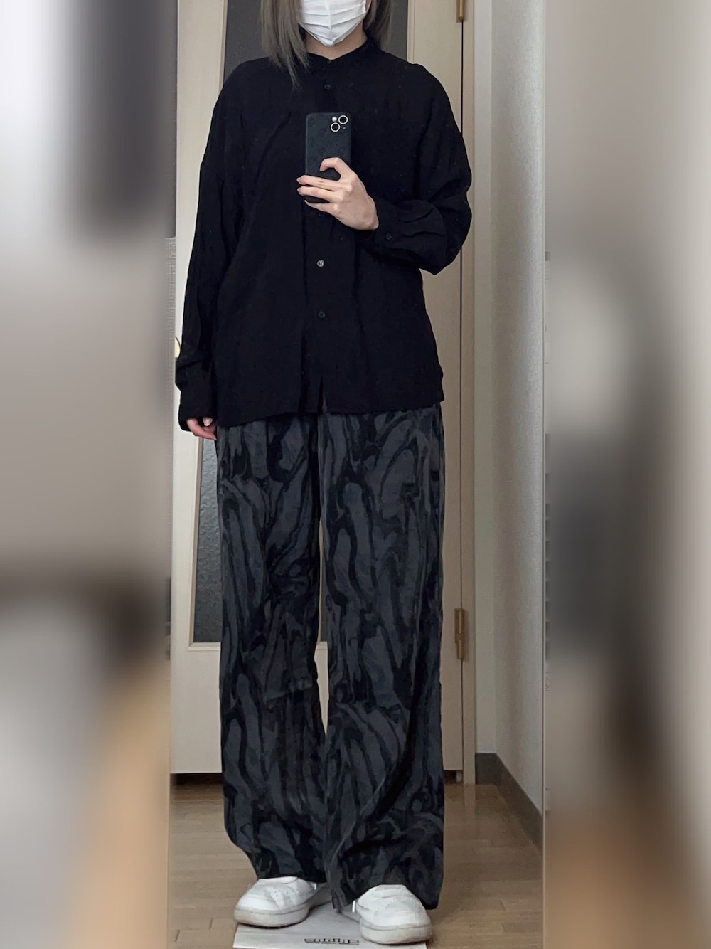 「シャツ、シアー、シアーシャツ、シャツスタイル、スニーカー、白スニーカー、ゆるコーデ、ラクチンコーデ、今日のコーデ、NIKE、shein、ブラック」｜「SHEINのアイテム（その他パンツ、ブラック系）」を使った、およよさん（レディース・162cm）の春コーディネートの1枚目の写真