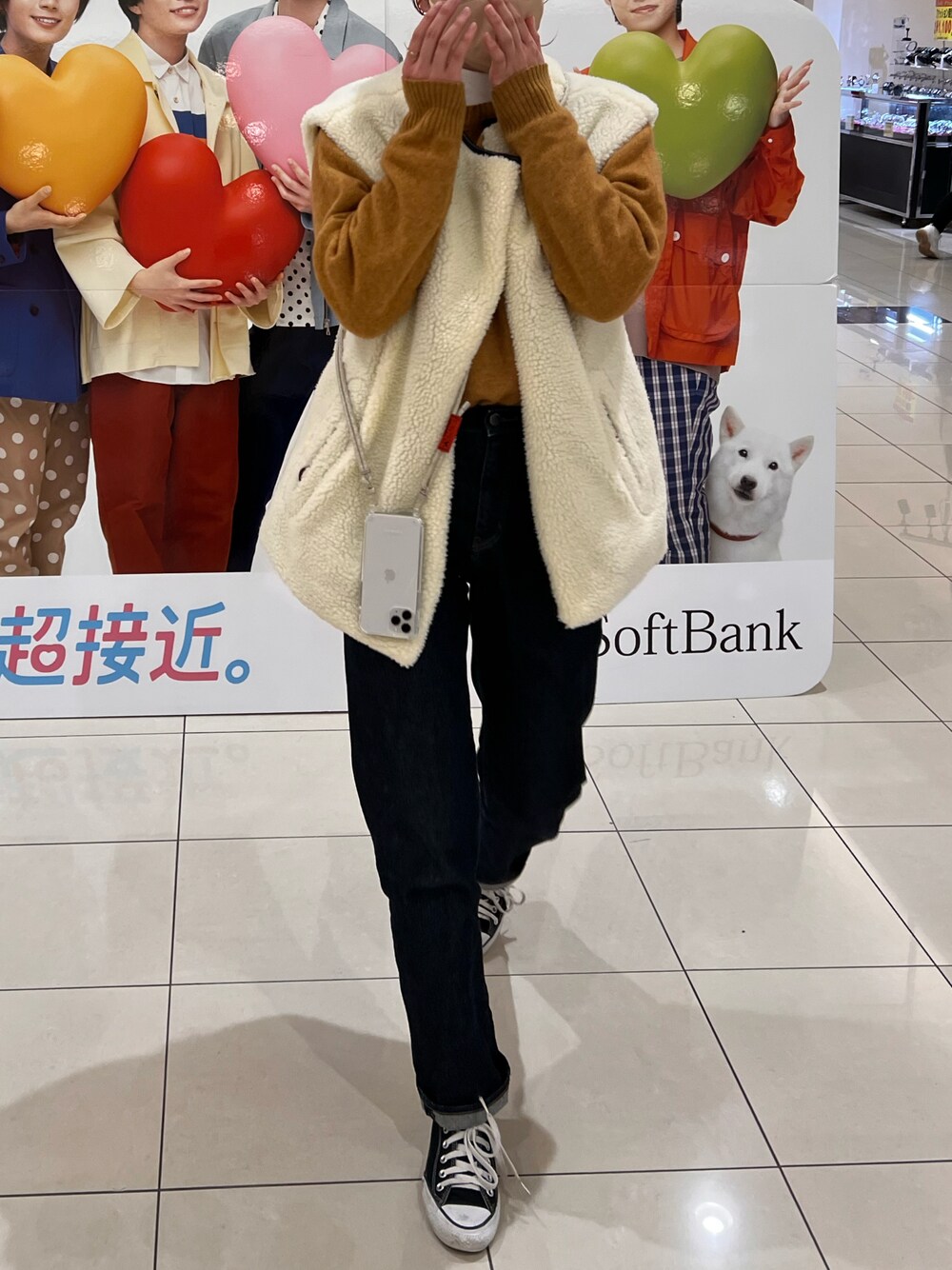 「シンプルコーデ、春コーデ、春先取り、ボアベスト、オトナ女子、Kastane、ボア、ユニクロコーデ、ユニクロ、ユニクロU、ユニクロデニム、コンバース、プチプラ、黄色ニット、カラーコーデ」｜「Kastaneの【リバーシブル】フェイクレザーリバボアベスト（その他アウター、ブラック系）」を使った、n a n a m i さん（レディース・165cm）の冬コーディネートの1枚目の写真