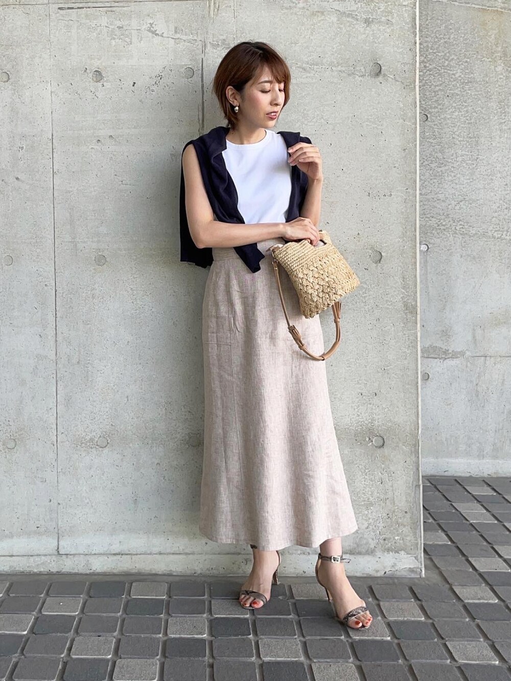 「シンプルコーデ、オトナカジュアル、夏コーデ、オトナ女子、サンダル、EUCLAID、GU、かごバッグ、LOWELL things」｜「jungle jungleのアイテム（Tシャツ/カットソー、ホワイト系）」を使った、fumikaさん（レディース・163cm）の夏コーディネートの1枚目の写真