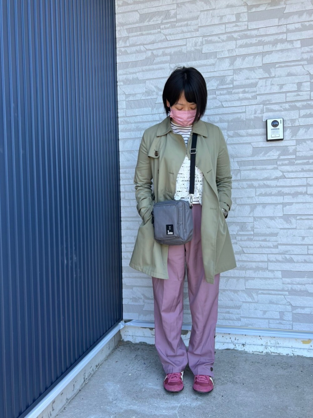 「大人カジュアル、今日のコーデ、カジュアル、きれいめカジュアル、オトナ女子、春アウター、スニーカー、カラーパンツ」｜「AS KNOW AS PINKYのアイテム（トレンチコート、グリーン系）」を使った、ゆうさん（レディース・164cm）の春コーディネートの1枚目の写真