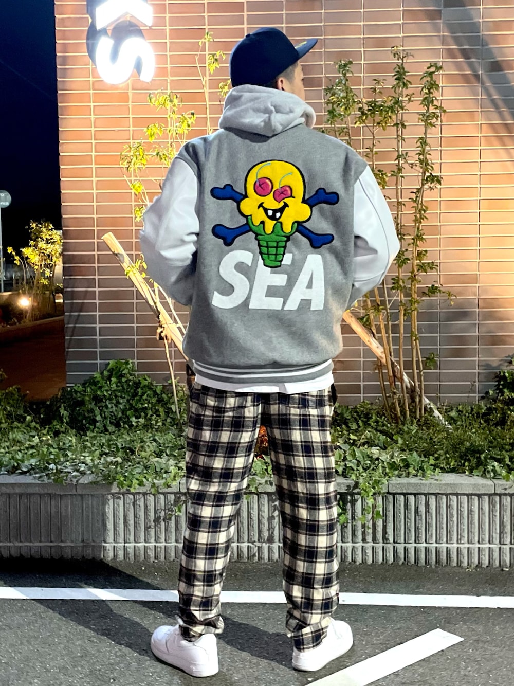 グレー系のブルゾン、ブラウン系のその他パンツ、ホワイト系のスニーカーを着用したメンズの秋コーディネートの1枚目の写真