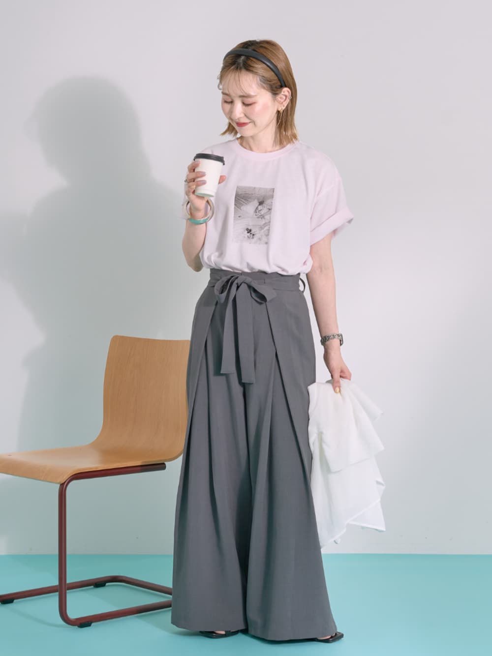 ブラウン系のサンダル、ピンク系のTシャツ/カットソー、ホワイト系のシャツ/ブラウスを着用したレディースの夏コーディネートの1枚目の写真