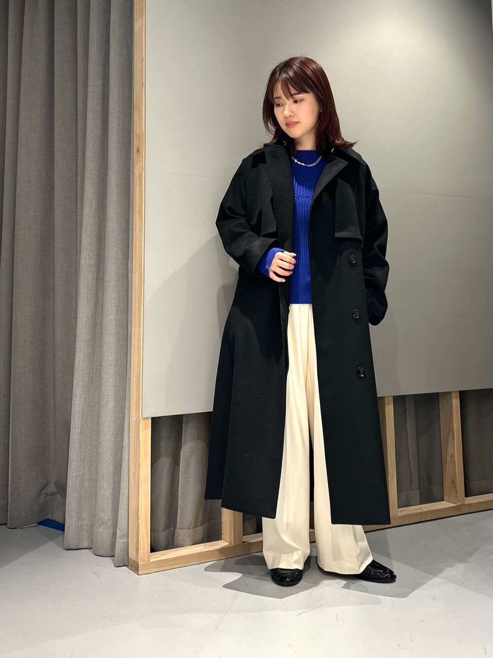 「LOVELESS、Justine Clenquet、ブルー、ウールコート、ロングコート、henrienvargo、骨格ストレート、低身長、スタッフコーディネート、レイヤードスタイル、きれいめカジュアル、ニットカーディガン、ワイドパンツ、重ね着、冬コーデ」｜「LOVELESSの【80周年記念アイテム】2レイヤー撥水ウールトレンチコート（トレンチコート、ブラック系）」を使った、misakiさん（レディース・157cm）の冬コーディネートの1枚目の写真