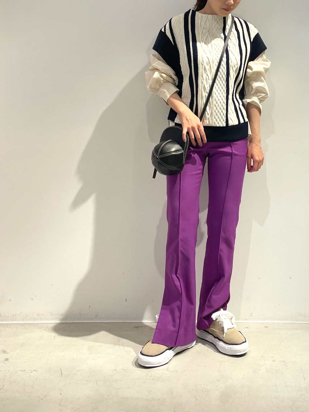 「MIHARAYASUHIRO、スニーカーコーデ、パープル、異素材、LOVELESS、低身長、セレクトショップ、秋コーデ、JWANDERSON、秋服準備はじめました」｜「LOVELESSのカラーストレッチスリムパンツ（その他パンツ、パープル系）」を使った、misakiさん（レディース・157cm）の秋コーディネートの1枚目の写真