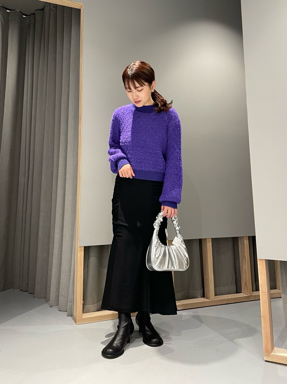 「LOVELESS、quartierglam、JWPEI、シルバー、パープル、低身長女子、きれいめカジュアル、クロップドトップス、シャギーニット、マーメイドスカート」｜「LOVELESSのクロップシャギードニット（ニット/セーター、パープル系）」を使った、misakiさん（レディース・157cm）の秋コーディネートの1枚目の写真