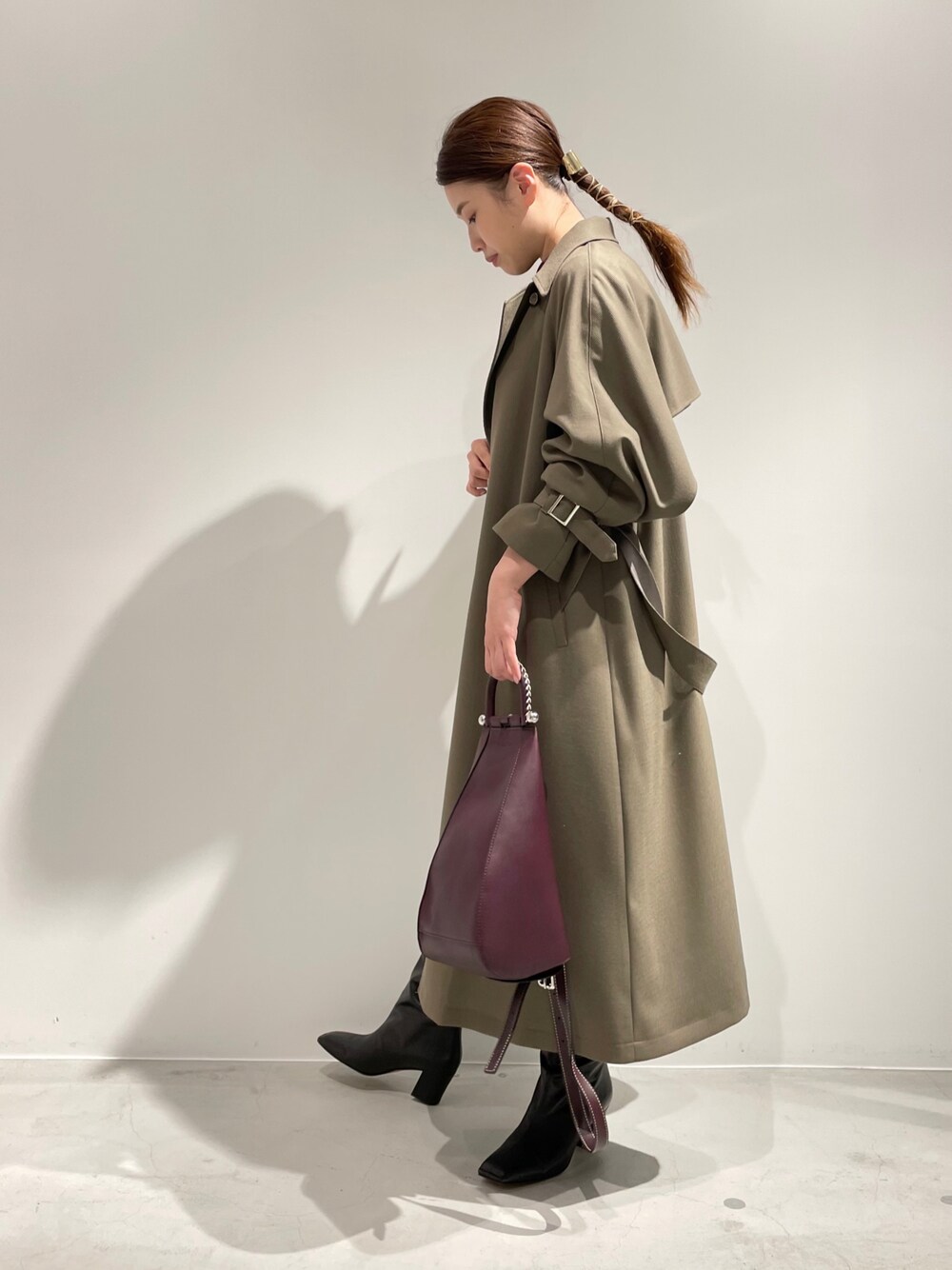 「ボルドー、秋色、カーキ、LOVELESS、低身長、ゆるコーデ、セレクトショップ、くすみカラー、JWANDERSON、quartierglam」｜「LOVELESSのカーキフリルヨーク オーバーコート（トレンチコート、グリーン系）」を使った、misakiさん（レディース・156cm）の秋コーディネートの1枚目の写真