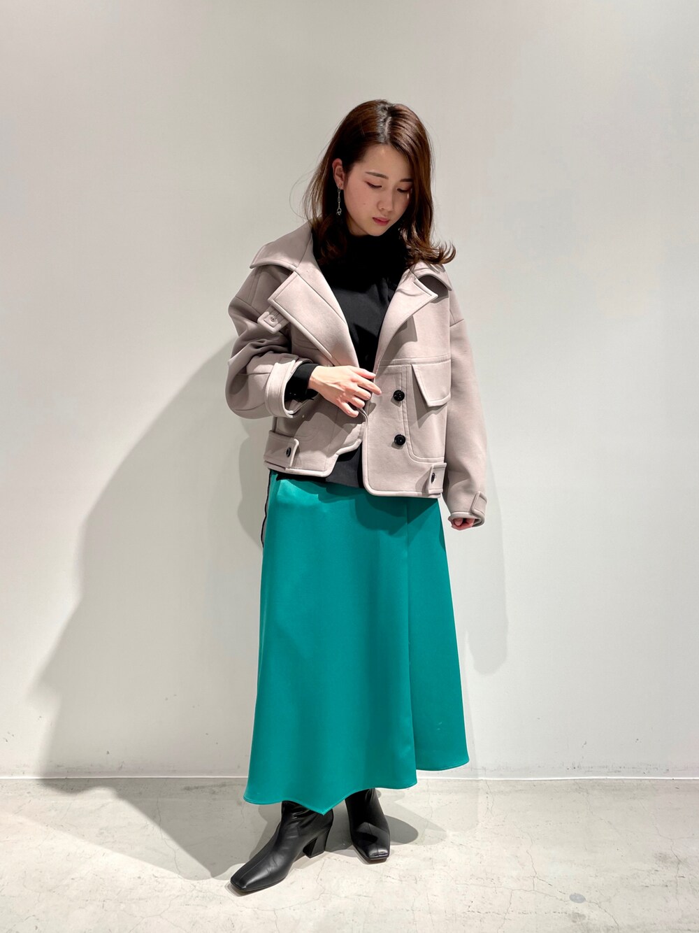 ブラウン系のブルゾン、ブラック系のシャツ/ブラウス、グリーン系のスカートを着用したレディースの冬コーディネートの1枚目の写真