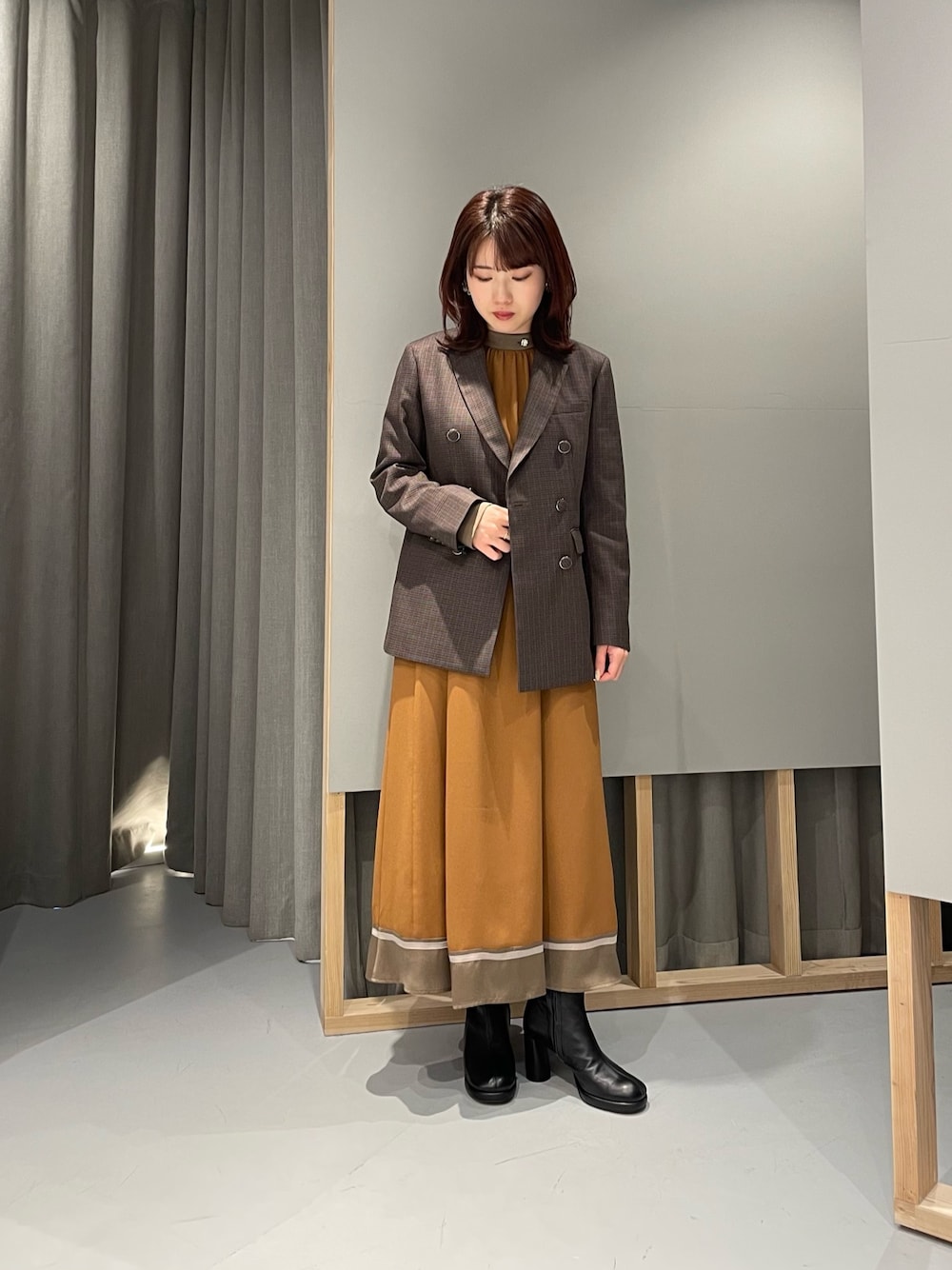 「LOVELESS、スタッフコーディネート、骨格ストレート、ジャケット、ワンピース、ドレス、低身長女子、秋冬コーデ、キレイめコーデ、ワントーンコーデ、ブラウン」｜「LOVELESSの対象商品（ジャケット/アウター、ブラウン系）」を使った、misakiさん（レディース・157cm）の冬コーディネートの1枚目の写真