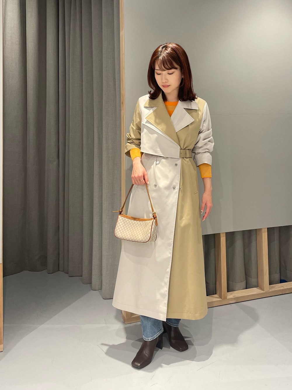「LOVELESS、バイカラー、トレンチコート、お出かけコーデ、スタッフコーディネート、骨格ストレート、きれいめカジュアル、低身長コーデ、デニム、シアーニット、オレンジ、ロングコート、春コーデ、休日スタイル」｜「LOVELESSのアイテム（ジャケット/アウター、ベージュ系）」を使った、misakiさん（レディース・157cm）の冬コーディネートの1枚目の写真