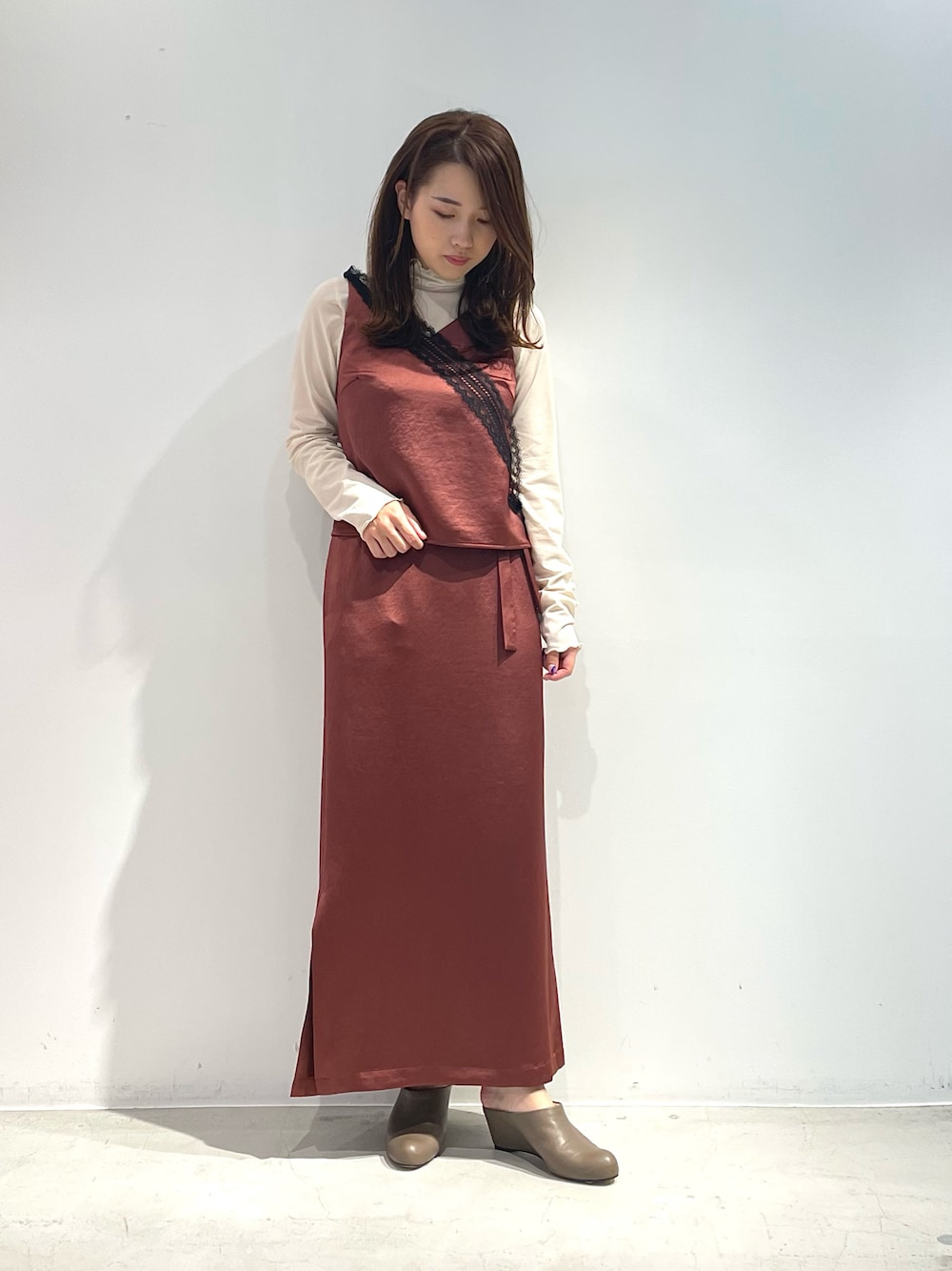 「タイトスカート、秋のコーデ、レイヤードスタイル、秋色、ブラウン、キャミソール、LOVELESS、低身長、シアー、テラコッタ」｜「LOVELESSのヴィンテージサテンIラインスカート（スカート、ブラウン系）」を使った、misakiさん（レディース・157cm）の秋コーディネートの1枚目の写真