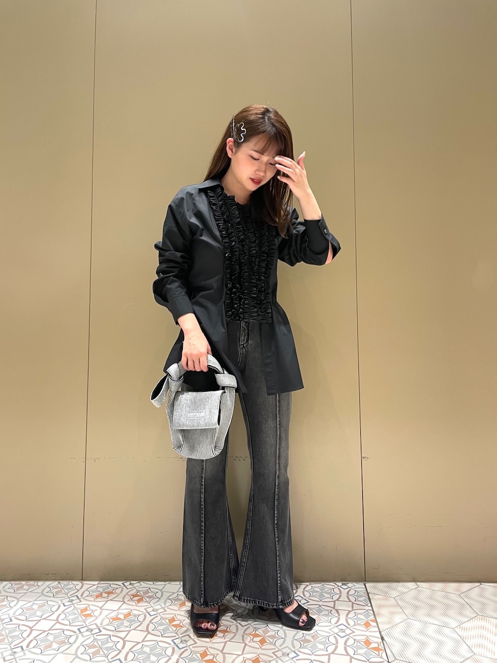「YOHEI OHNO、LOVELESS、Maison MIHARA YASUHIRO、clinq、lastframe、セレクトショップ、シャツスタイル、デニム、フレアパンツ、ニットバッグ、ヘアピン、低身長女子、ブラックコーデ、きれいめカジュアル」｜「YOHEI OHNOのアイテム（シャツ/ブラウス、ブラック系）」を使った、misakiさん（レディース・157cm）の秋コーディネートの1枚目の写真