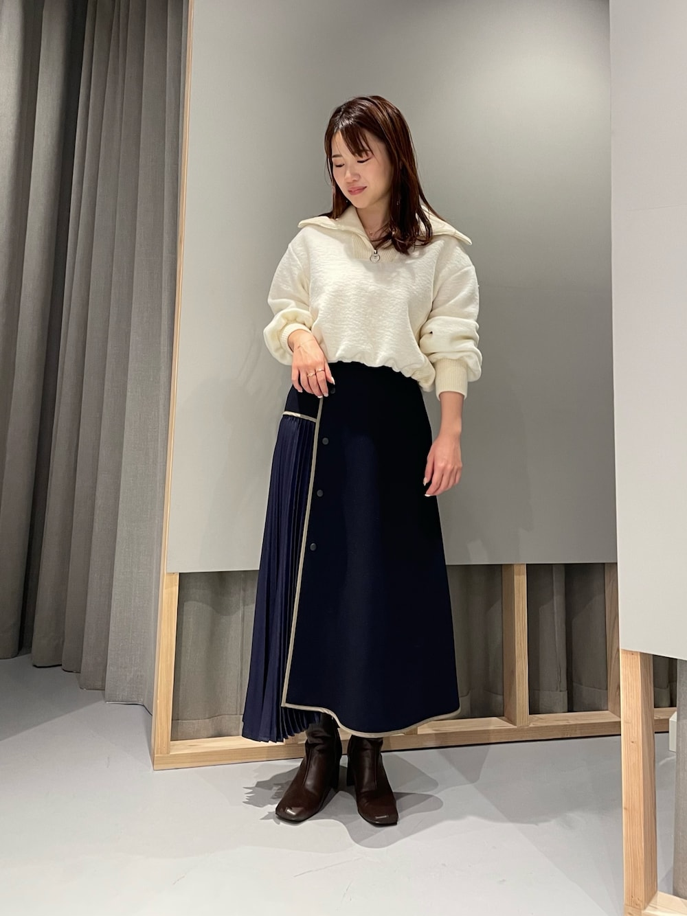 「冬コーデ、もこもこ、パイピング、プリーツスカート、ホワイト、ネイビー、LOVELESS、ハーフジップ、ゆるコーデ、低身長コーデ、シンプル、大人ガーリー」｜「LOVELESSのハーフZIPプルオーバー（Tシャツ/カットソー、ホワイト系）」を使った、misakiさん（レディース・157cm）の秋コーディネートの1枚目の写真