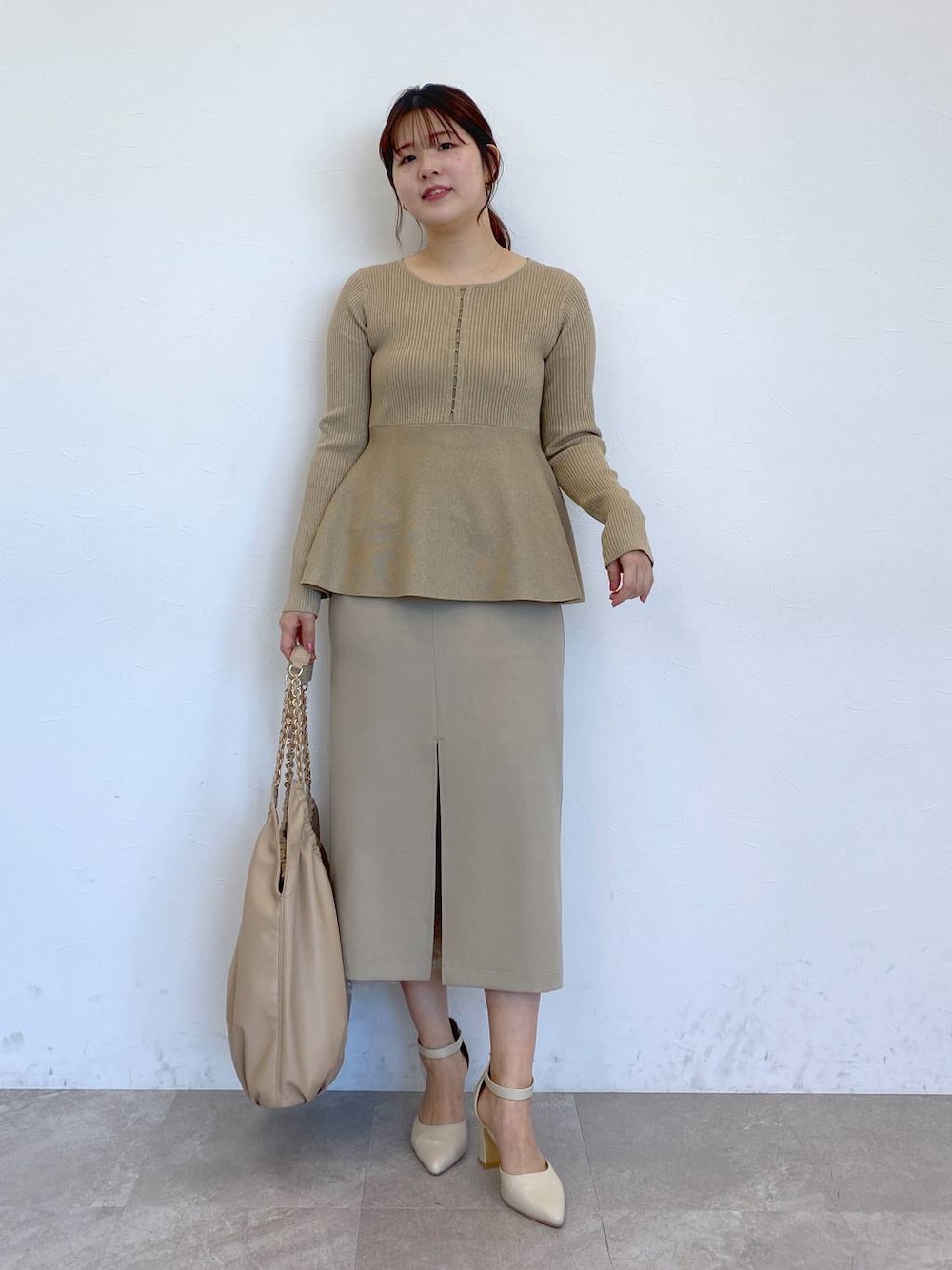 「女子ウケ、カジュアル、体型カバー、休日コーデ、高身長、Andemiu」｜「Andemiuのセパレートヒールパンプス290966（パンプス、ホワイト系）」を使った、andemiu_mayaさん（レディース・165cm）の冬コーディネートの1枚目の写真
