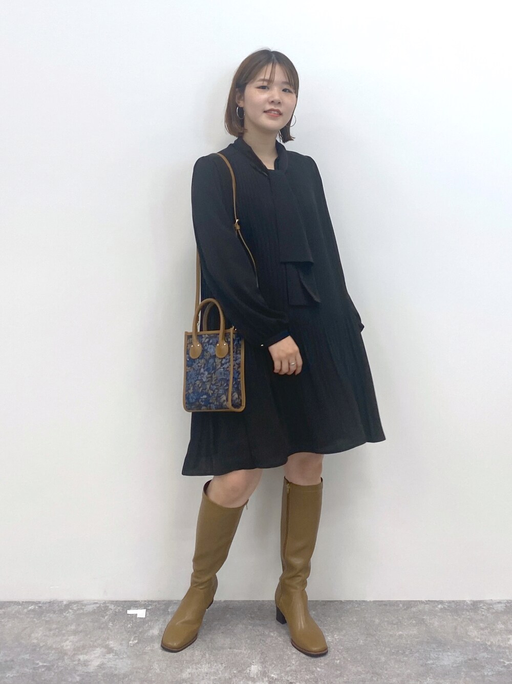 「andemiu、ロングブーツ、ワンピース、ミニワンピ、秋コーデ、オトナカワイイ、シンプルコーデ、ブラック、秋服」｜「Andemiuの【スミクロWEB限定】ボウタイプリーツミニワンピース126400（ワンピース、ブラック系）」を使った、andemiu_mayaさん（レディース・165cm）の夏コーディネートの1枚目の写真