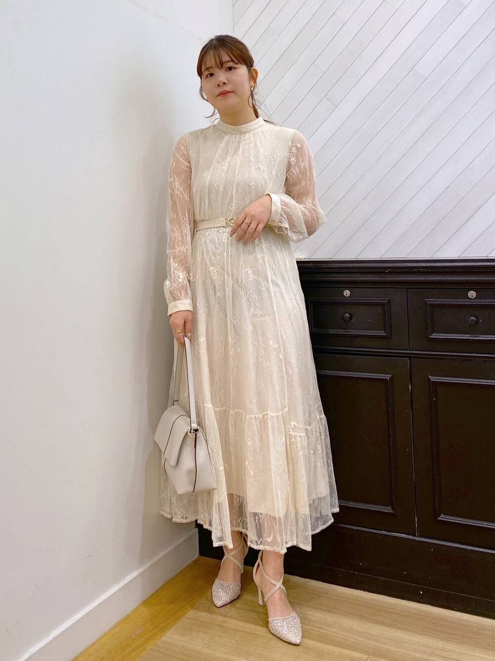 「女子ウケ、カジュアル、体型カバー、休日コーデ、高身長、Andemiu、オケージョン、きれいめ、ワンピース」｜「Andemiuのアソートティアードドレス292438（ドレス、ホワイト系）」を使った、andemiu_mayaさん（レディース・165cm）の冬コーディネートの1枚目の写真