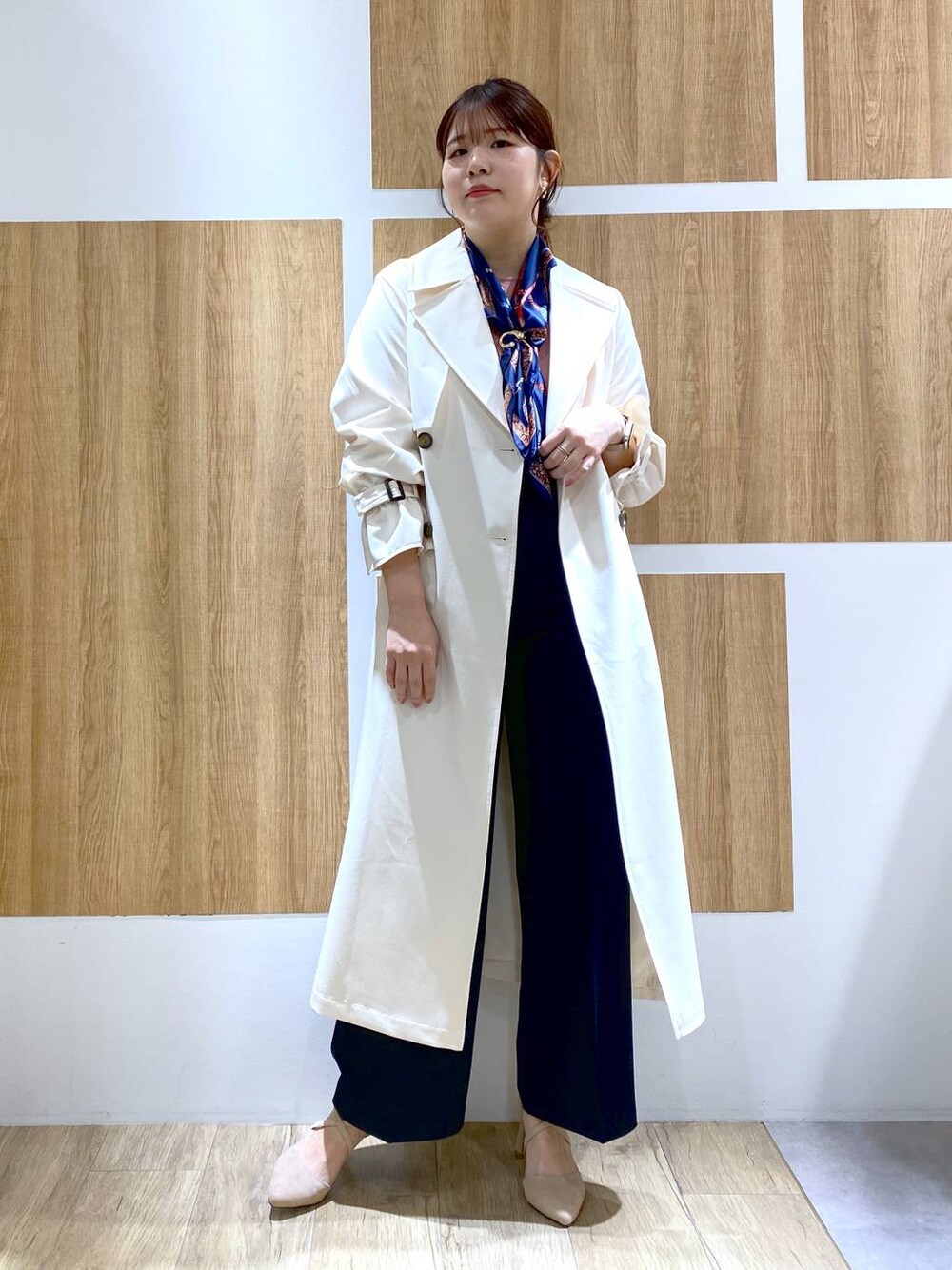 「トレンチコート、きれいめ、パンツ、スカーフ、女子ウケ、カジュアル、体型カバー、休日コーデ、高身長、Andemiu」｜「Andemiuのアソートガラスカーフ（バンダナ/スカーフ、ブルー系）」を使った、andemiu_mayaさん（レディース・165cm）の冬コーディネートの1枚目の写真