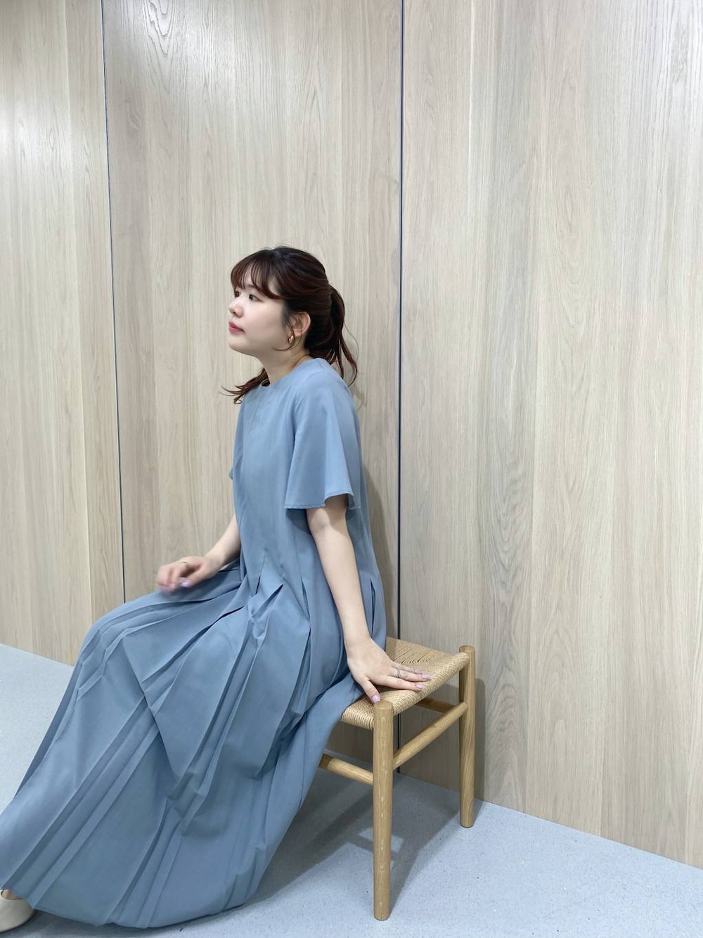 「女子ウケ、カジュアル、体型カバー、休日コーデ、高身長、Andemiu、ワンピース」｜「Andemiuのタックプリーツフレアワンピース（ワンピース、グレー系）」を使った、andemiu_mayaさん（レディース・165cm）の春コーディネートの1枚目の写真