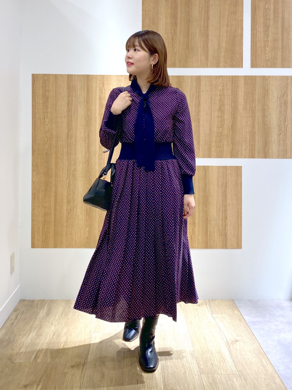 「秋服、オトナ女子、ワンピース、リボン、秋色コーデ、ショートブーツ、高身長女子、andemiu、ワントーンコーデ、キレイめ、キレイめコーデ、ブラック、ハロウィン」｜「Andemiuの幾何柄ボウタイワンピース（ワンピース/ドレス、ブルー系）」を使った、andemiu_mayaさん（レディース・165cm）の秋コーディネートの1枚目の写真