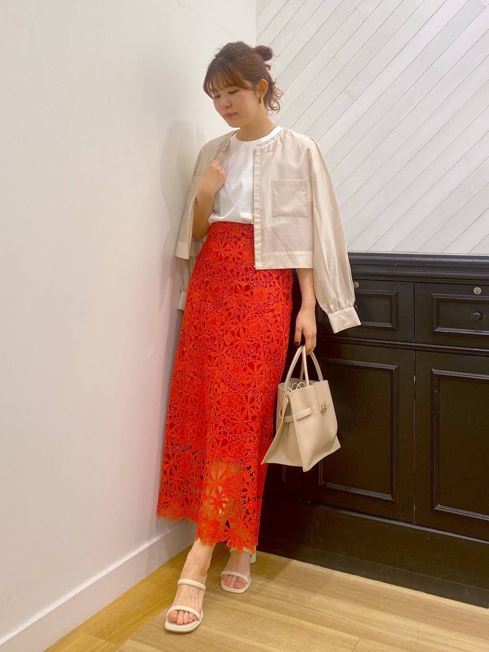 「カーディガン、スカート、ロングスカート、カジュアル、高身長、Andemiu、女子ウケ、体型カバー、休日コーデ」｜「Andemiuのギャザー2WAYトートBAG108034（トートバッグ、ベージュ系）」を使った、andemiu_mayaさん（レディース・165cm）の春コーディネートの1枚目の写真