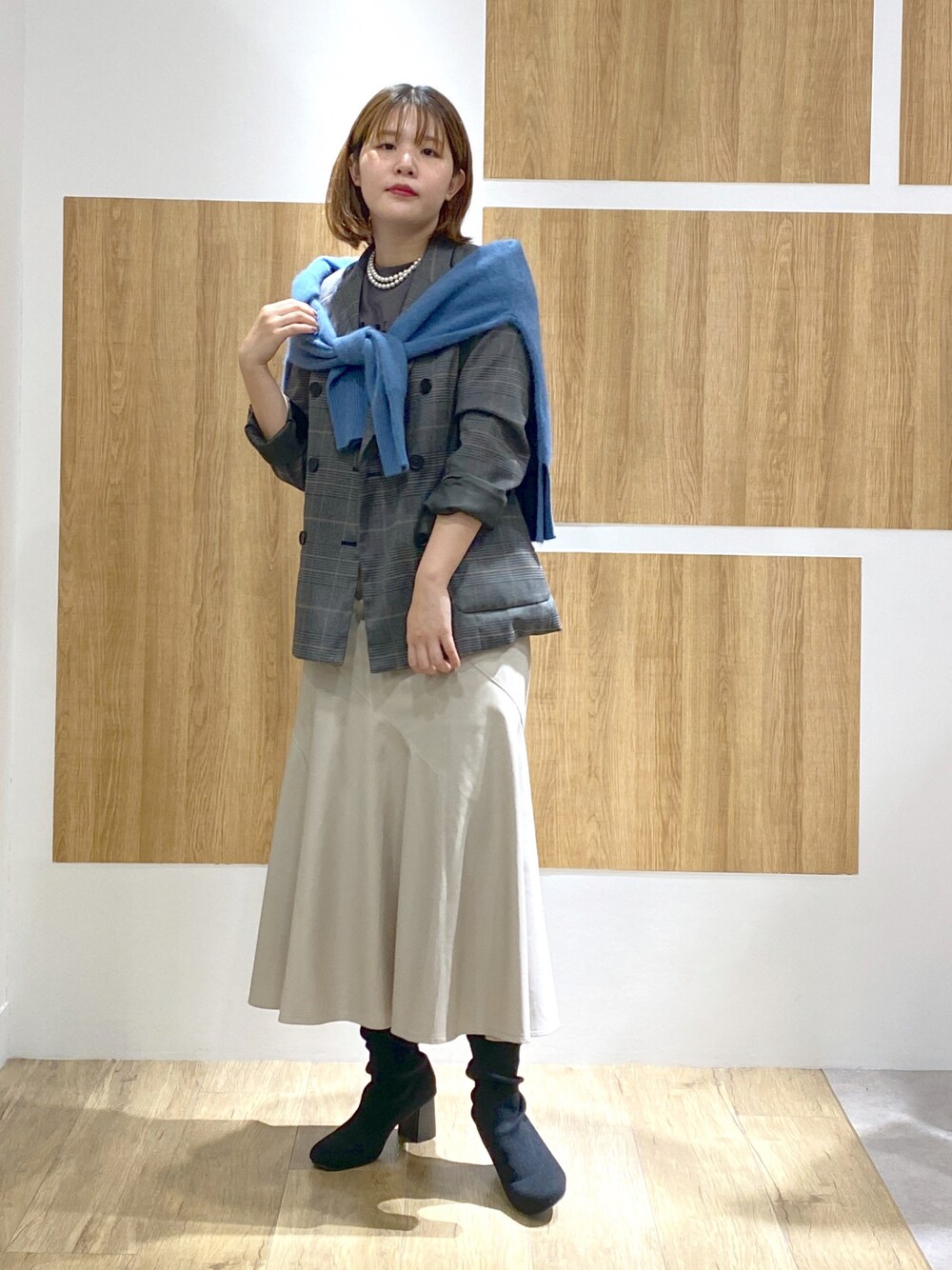 「秋コーデ、大人カジュアル、秋服準備はじめました、カジュアル、ootd、ジャケット、チェック、ロゴT、レザースカート、おしゃれさんと繋がりたい、骨格ウェーブ、andemiu、キレイめ、ジャケットスタイル」｜「AndemiuのLOAVEプリントTシャツ169113（Tシャツ/カットソー、ホワイト系）」を使った、andemiu_mayaさん（レディース・165cm）の秋コーディネートの1枚目の写真
