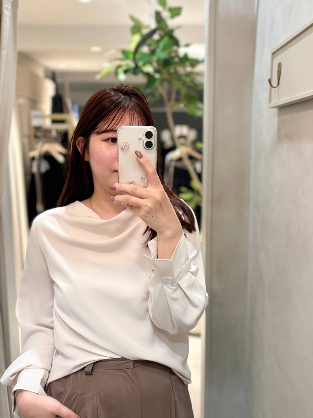 ピンク系のシャツ/ブラウスを着用したレディースの秋コーディネートの1枚目の写真