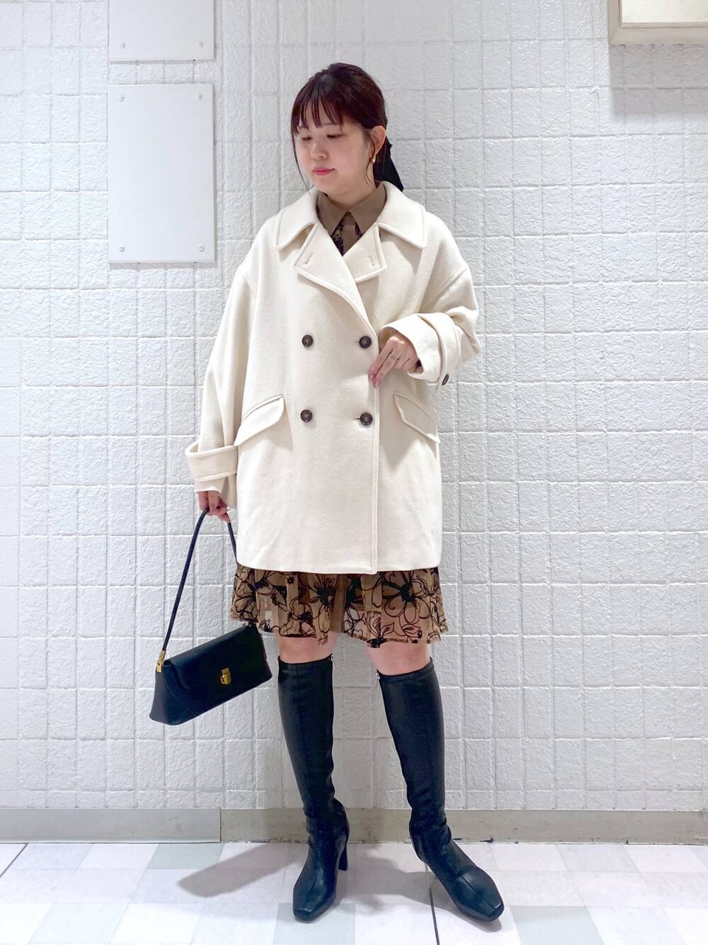 「女子ウケ、カジュアル、体型カバー、休日コーデ、高身長、Andemiu、コート」｜「Andemiuのワンハンドルバッグ 103780（ショルダーバッグ、ブラック系）」を使った、andemiu_mayaさん（レディース・165cm）の秋コーディネートの1枚目の写真