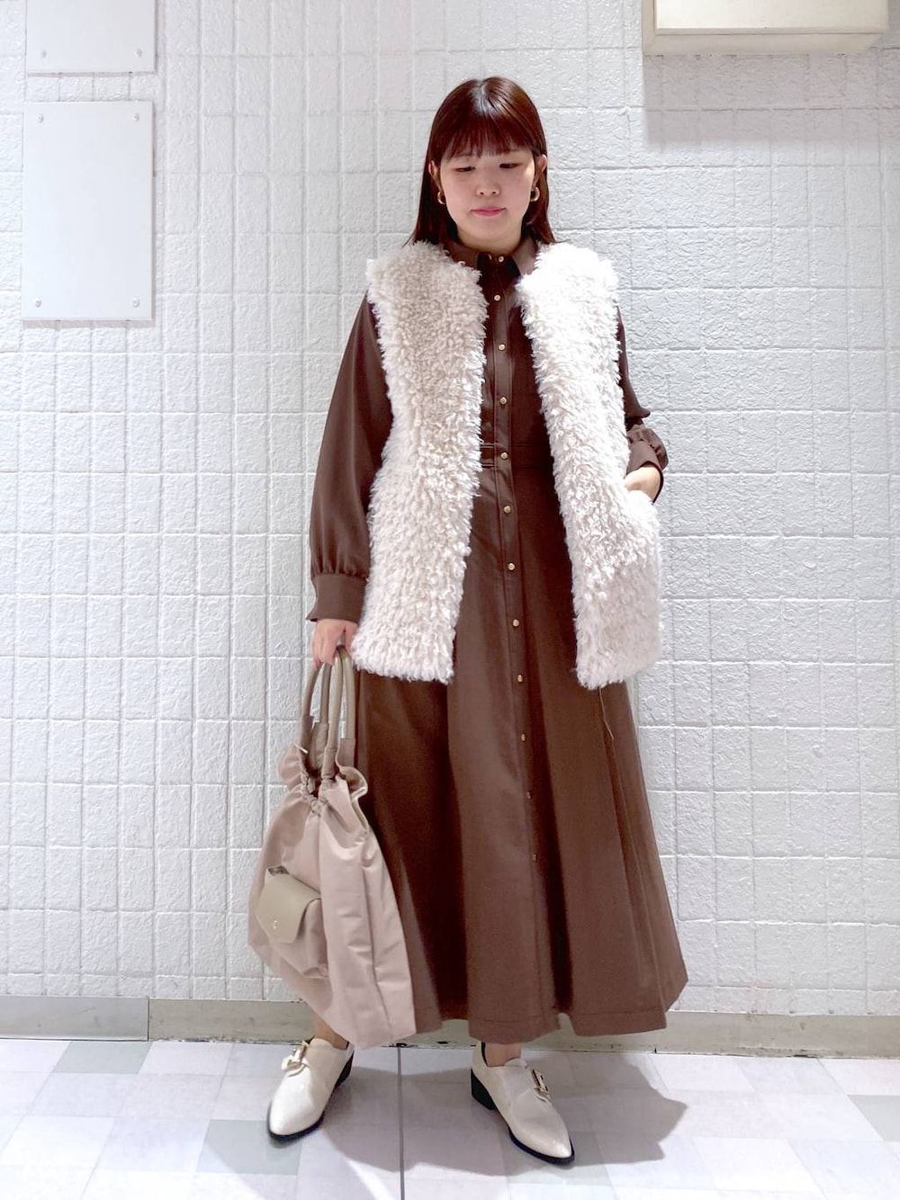 「女子ウケ、カジュアル、体型カバー、休日コーデ、高身長、Andemiu、ワンピース」｜「Andemiuのメタルバックルシューズ148108（ローファー、ホワイト系）」を使った、andemiu_mayaさん（レディース・165cm）の秋コーディネートの1枚目の写真