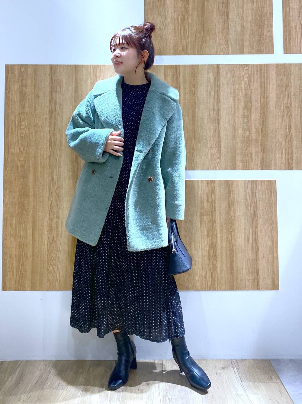 「女子ウケ、カジュアル、体型カバー、休日コーデ、高身長、Andemiu」｜「Andemiuのボアハーフコート126675（ピーコート、グリーン系）」を使った、andemiu_mayaさん（レディース・165cm）の秋コーディネートの1枚目の写真