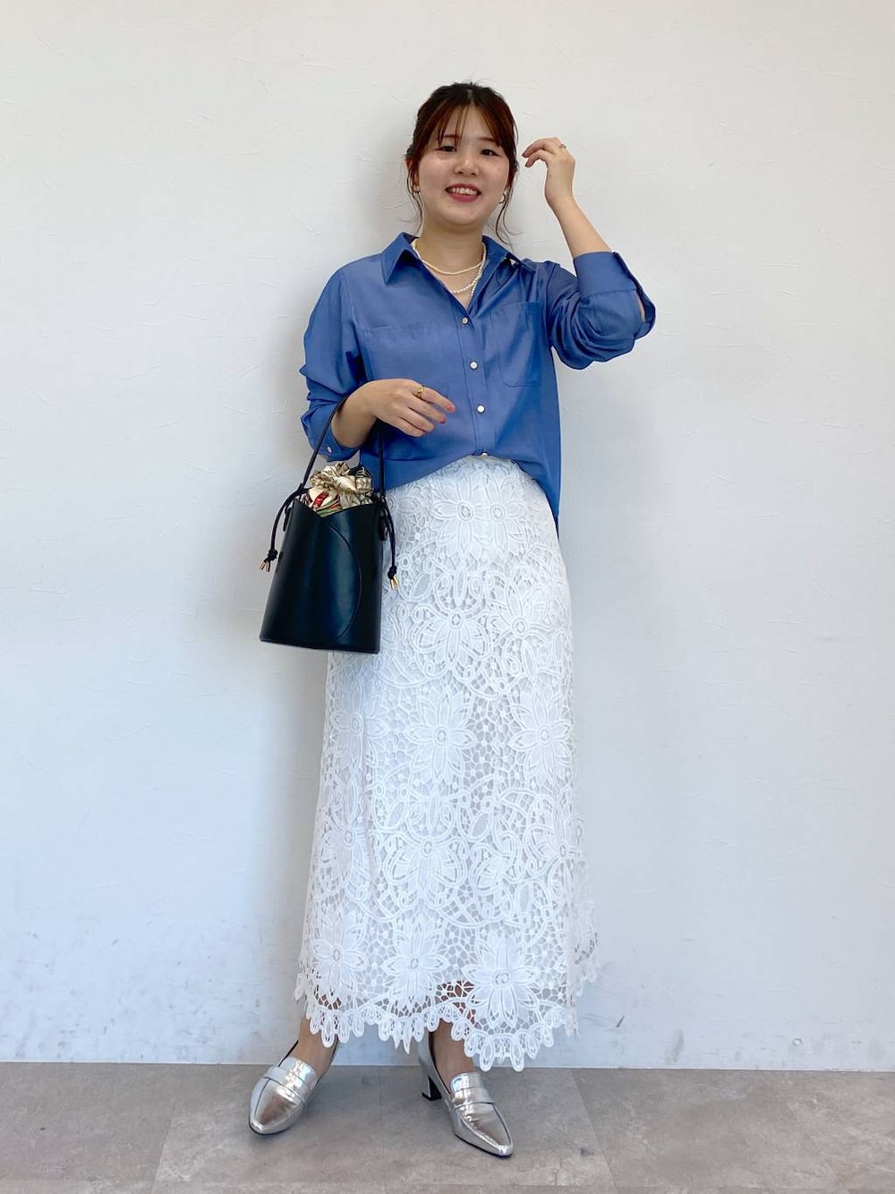 「女子ウケ、カジュアル、体型カバー、休日コーデ、高身長、Andemiu、シャツ、シャツスタイル、スカート、春服みてみて、春コーデ」｜「Andemiuのスカーフバケツバック322616（ショルダーバッグ、ブラック系）」を使った、andemiu_mayaさん（レディース・165cm）の春コーディネートの1枚目の写真