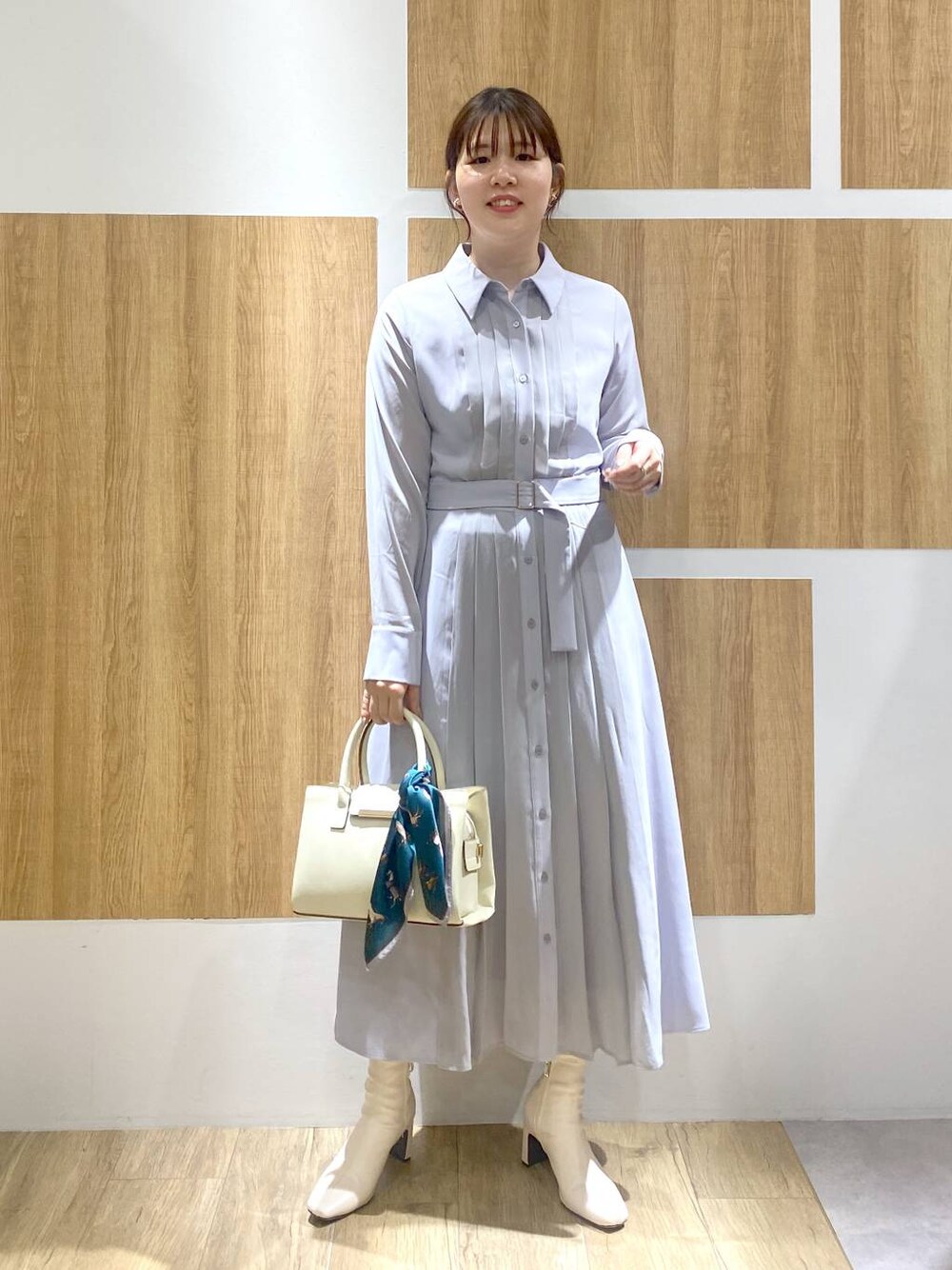 「女子ウケ、カジュアル、体型カバー、休日コーデ、高身長、Andemiu」｜「Andemiuのストレッチヒールブーツ140222（ブーツ、ホワイト系）」を使った、andemiu_mayaさん（レディース・165cm）の冬コーディネートの1枚目の写真