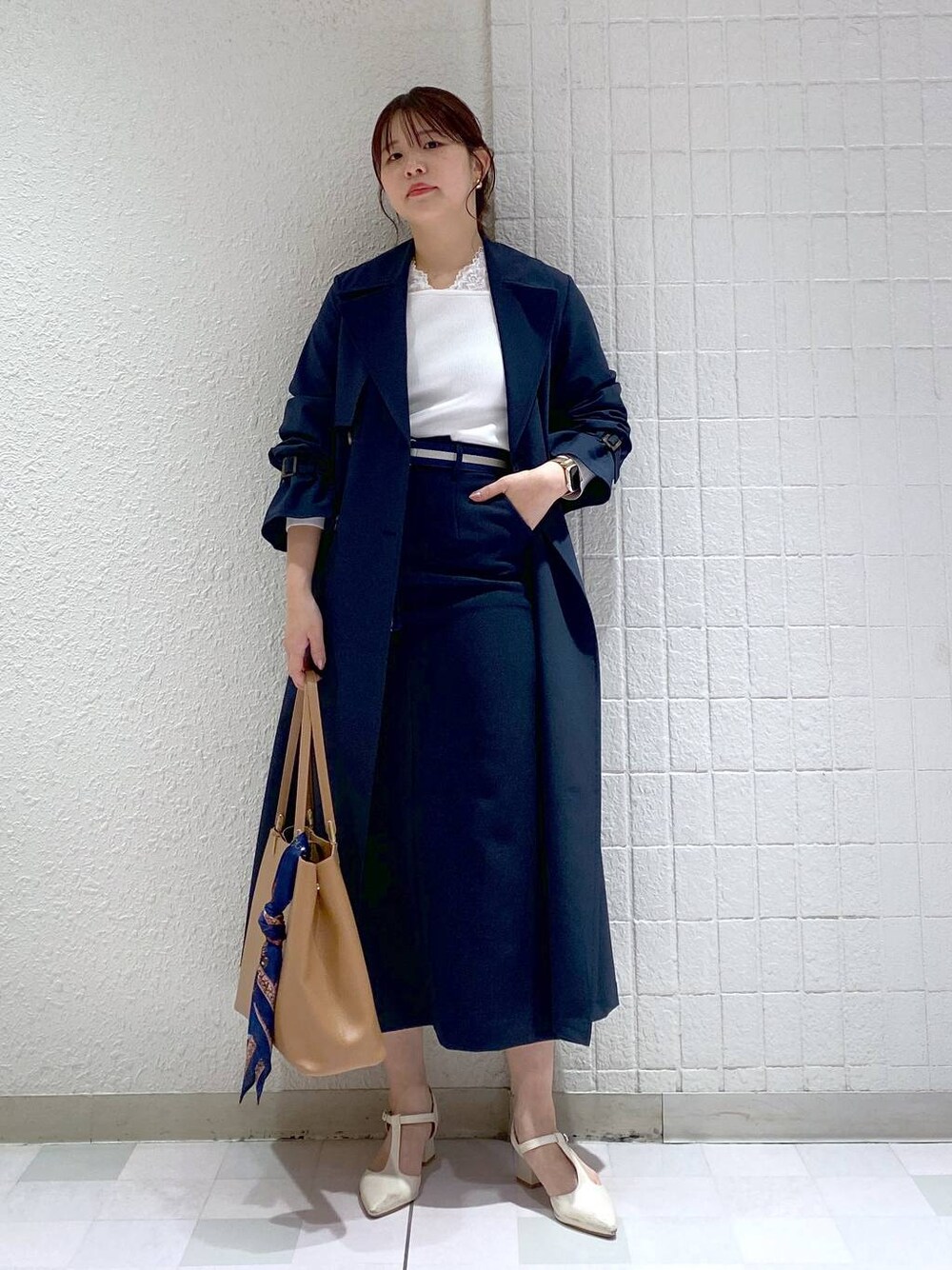 「女子ウケ、カジュアル、Andemiu、体型カバー、休日コーデ、高身長、トレンチコート、春コーデ、春服みてみて、ニット」｜「Andemiuのカタレースニット290106（ニット/セーター、ホワイト系）」を使った、andemiu_mayaさん（レディース・165cm）の冬コーディネートの1枚目の写真