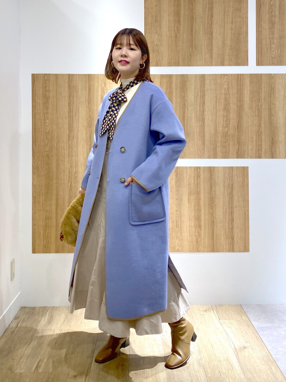 「andemiu、秋服、オトナカジュアル、オトナ女子、マーメイドスカート、スカーフ、リバーシブル、リバーシブルコート、コート、ロングコート、ロングブーツ、チェック、ファー小物、キレイめコーデ」｜「Andemiuのリバーシブルチェックコート281096（ノーカラーコート、ブルー系）」を使った、andemiu_mayaさん（レディース・165cm）の秋コーディネートの1枚目の写真