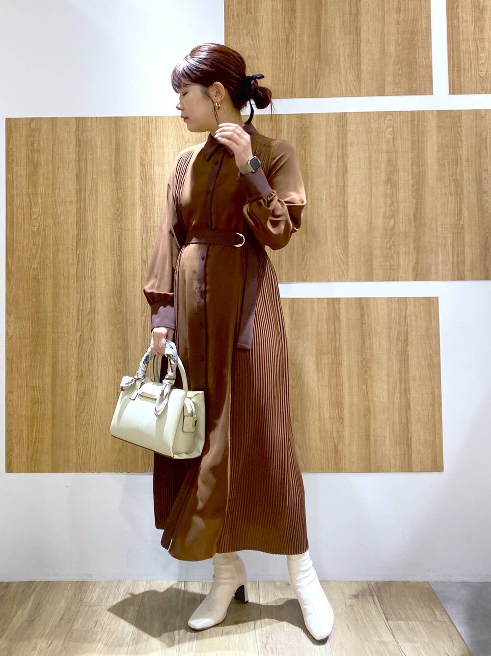 「女子ウケ、カジュアル、体型カバー、休日コーデ、高身長、Andemiu」｜「Andemiuのストレッチヒールブーツ140222（ブーツ、ホワイト系）」を使った、andemiu_mayaさん（レディース・165cm）の冬コーディネートの1枚目の写真