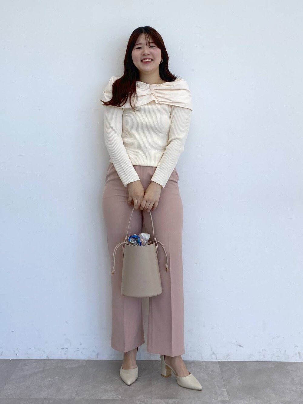 「休日コーデ、Andemiu、女子ウケ、カジュアル、体型カバー、高身長、きれいめ、おでかけ、パンツ」｜「Andemiuのセパレートヒールパンプス290966（パンプス、ホワイト系）」を使った、andemiu_mayaさん（レディース・165cm）の冬コーディネートの1枚目の写真