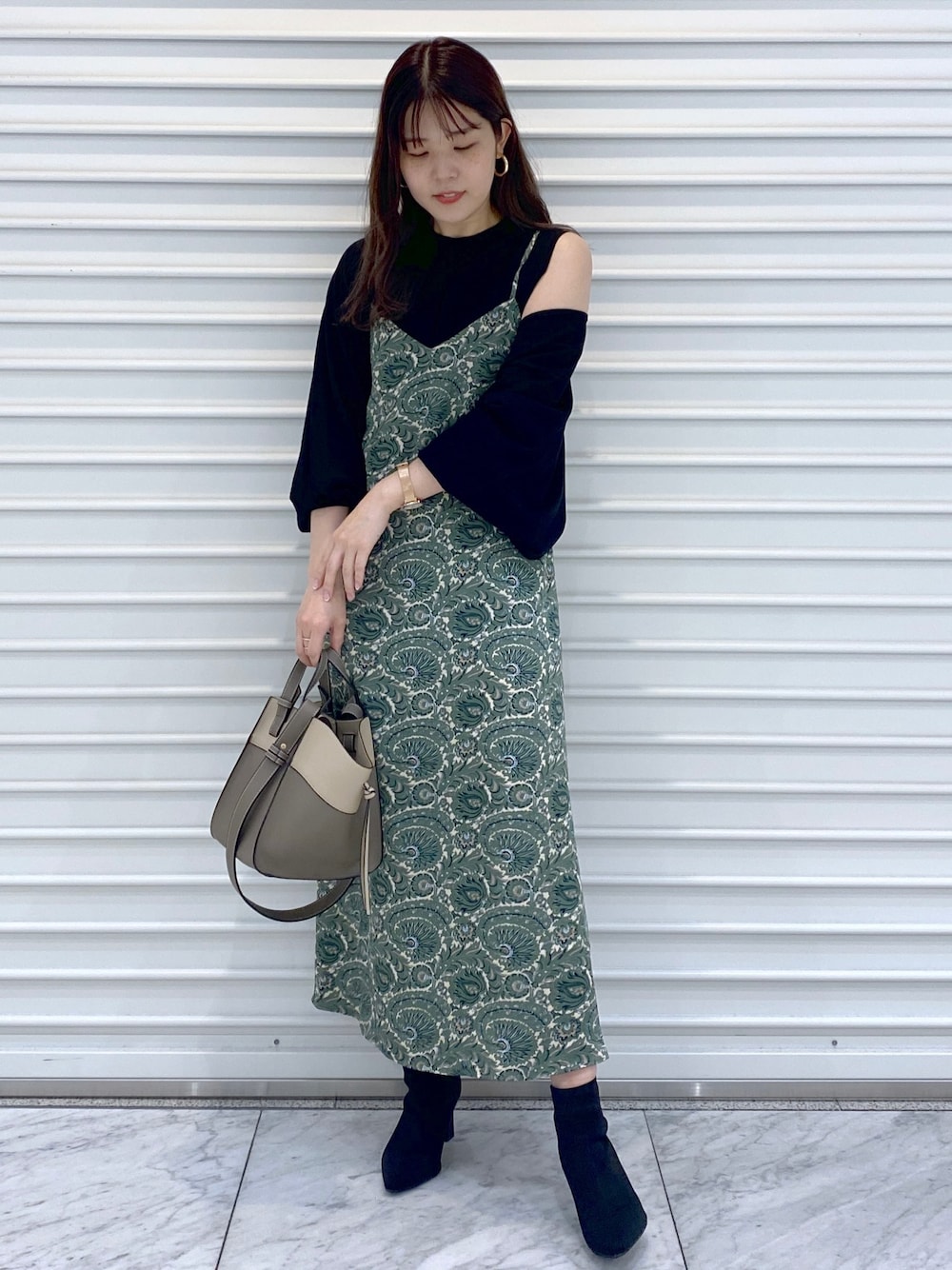 「andemiu、休日スタイル、秋のコーデ、オトナ女子、大人カジュアル、レイヤードスタイル、レイヤード、キャミワンピース、グリーン、ショートブーツ」｜「Andemiuのバッククロスアソートキャミワンピース958875（ワンピース、グリーン系）」を使った、andemiu_mayaさん（レディース・165cm）の夏コーディネートの1枚目の写真