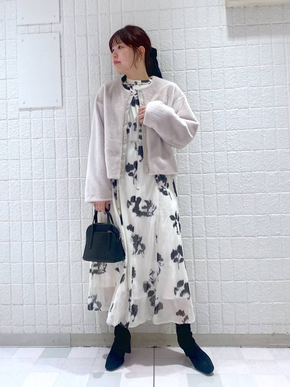 「Andemiu、女子ウケ、カジュアル、体型カバー、休日コーデ、高身長」｜「Andemiuのファーノーカラージャケット137337（ノーカラージャケット、ホワイト系）」を使った、andemiu_mayaさん（レディース・165cm）の秋コーディネートの1枚目の写真
