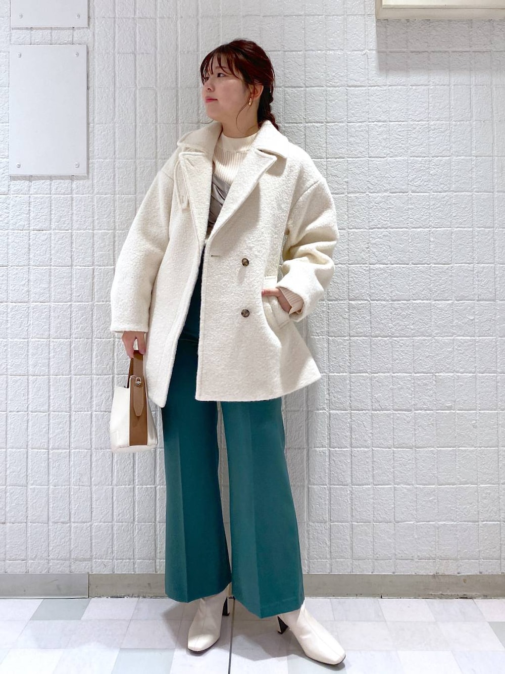 「女子ウケ、カジュアル、体型カバー、休日コーデ、高身長、Andemiu」｜「Andemiuのブークレベルトハーフコート125002（ピーコート、ホワイト系）」を使った、andemiu_mayaさん（レディース・165cm）の秋コーディネートの1枚目の写真
