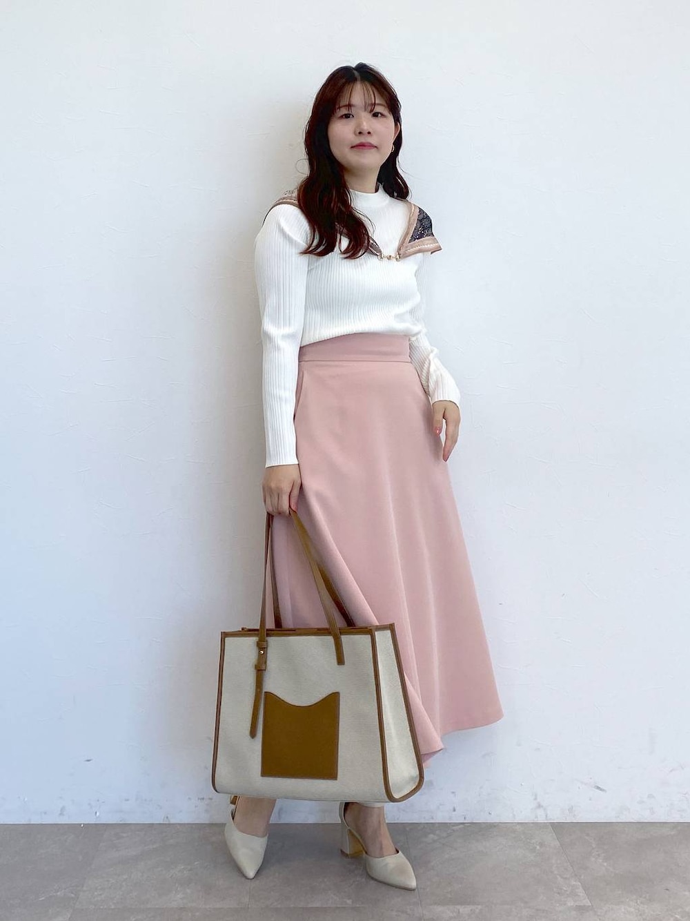 「女子ウケ、カジュアル、体型カバー、休日コーデ、高身長、Andemiu、スカート、春コーデ、春服みてみて」｜「Andemiuのセパレートヒールパンプス290966（パンプス、ホワイト系）」を使った、andemiu_mayaさん（レディース・165cm）の春コーディネートの1枚目の写真