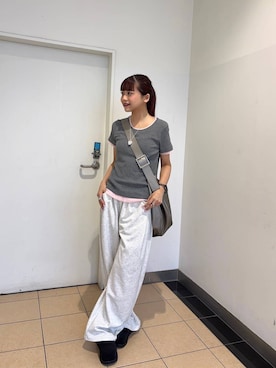 「JEANASIS（ジーナシス）のベルトスタッズクロッグシューズ/638843（モカシン/デッキシューズ、ブラック系）」を使った、MIKUさん（レディース・158cm）の春コーディネート