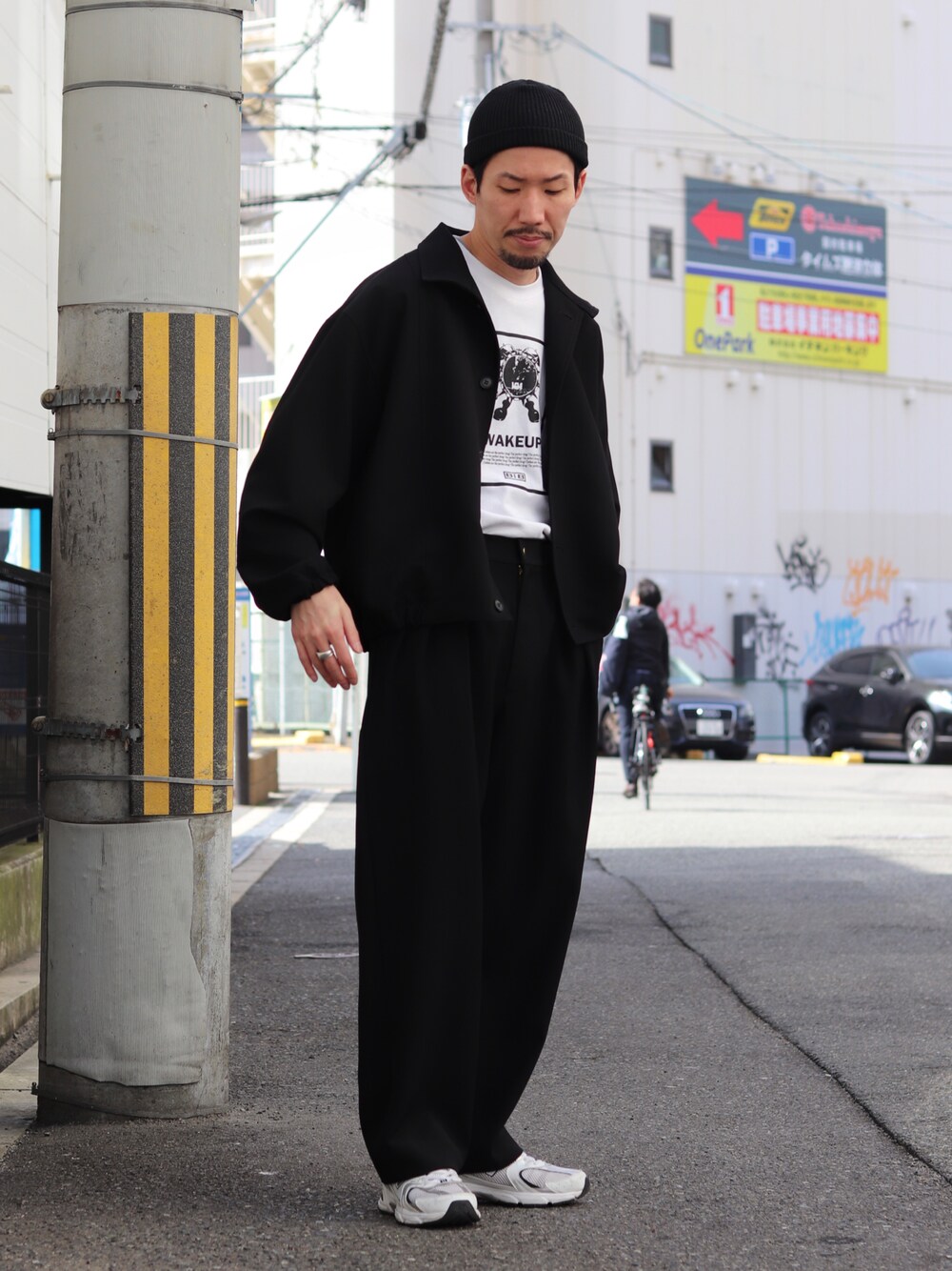 「Lui's、ルイス(Lui's)、CLANE、CLANEHOMME、クラネ、クラネオム、春コーデ、白黒コーデ、黒コーデ、モノトーンコーデ」｜「CULLNI × Lui'sのアイテム（パンツ、ブラック系）」を使った、タシロさん（メンズ・175cm）の春コーディネートの1枚目の写真