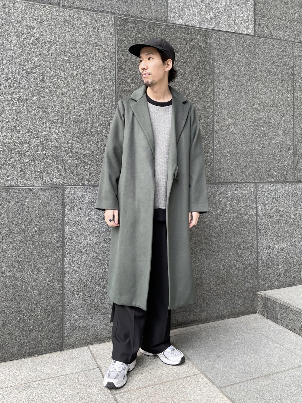 「Lui's、ルイス(Lui's)、冬コーデ、大人コーデ、タイロッケンコート、コートスタイル、シンプルコーデ、グリーン、グリーンコーデ、ビッグシルエット」｜「Lui'sのヘリンボーン柄ボリュームスウェット（スウェット、ブラック系）」を使った、タシロさん（メンズ・175cm）の冬コーディネートの1枚目の写真