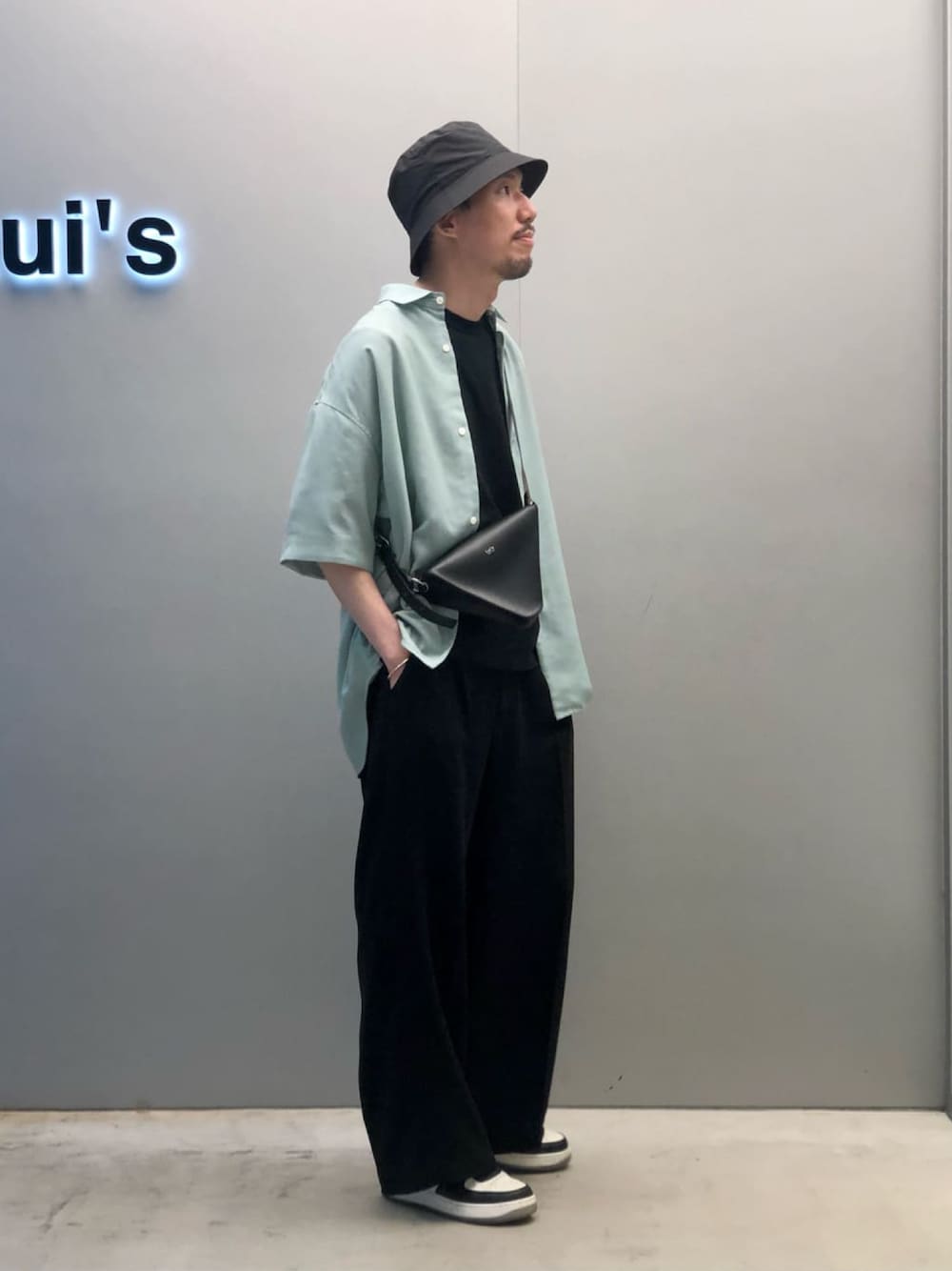 「Lui's、ルイス(Lui's)、夏コーデ、シンプルコーデ、半袖シャツ、シャツコーデ、ショルダーバッグ、トライアングルバッグ、30代コーデ、ワイドパンツ」｜「KIJIMA TAKAYUKIの【KIJIMA TAKAYUKI / キジマ タカユキ】THOMAS MASON BUCKET HAT(バケットハット)（ハット、ブラック系）」を使った、タシロさん（メンズ・175cm）の夏コーディネートの1枚目の写真