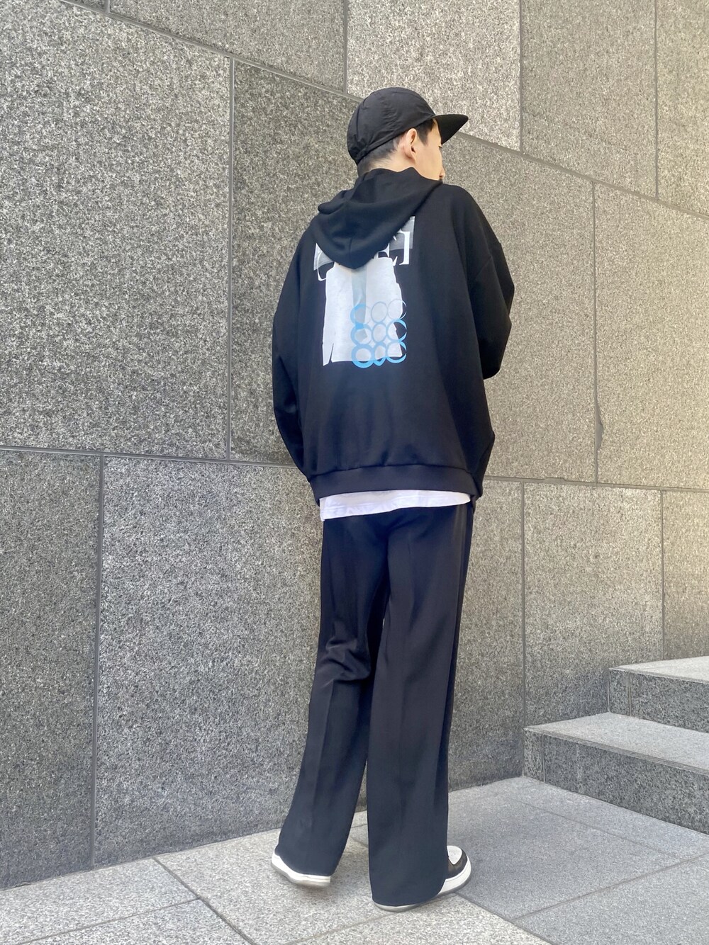 「Lui's、ルイス(Lui's)、大人コーデ、パーカーコーデ、フーディー、春コーデ、新作、ブラックコーデ、スラックス、黒」｜「Lui'sのTAKE OVER プリントフーディー（パーカー、ブラック系）」を使った、タシロさん（メンズ・175cm）の冬コーディネートの1枚目の写真