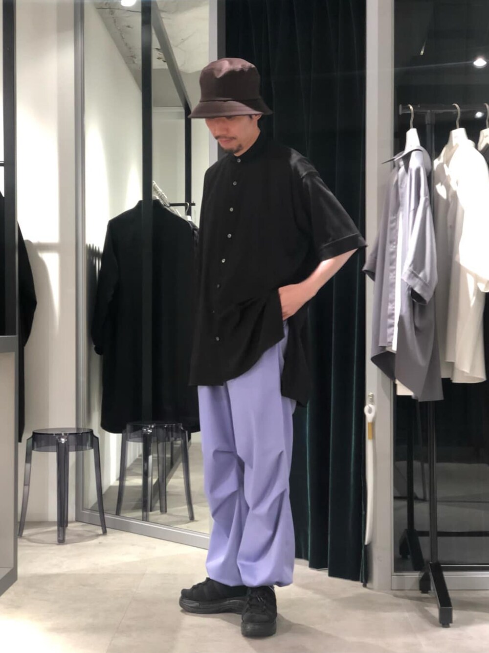 「Lui's、ルイス(Lui's)、夏コーデ、シンプルコーデ、スノーパンツ、ブルー、ワイドシルエット、シャツスタイル、半袖シャツ、サンダル、ドロスト、30代コーデ、大人コーデ」｜「CPHの【CPH/シープラスヘッドウェア】bucket hat/バケットハット（ハット、ブラウン系）」を使った、タシロさん（メンズ・175cm）の春コーディネートの1枚目の写真