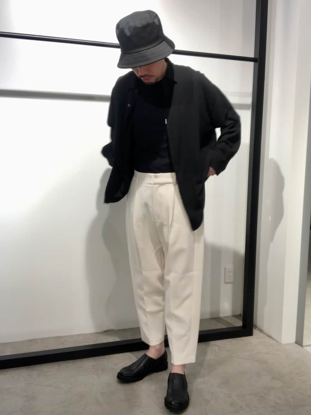 「Lui's、ルイス(Lui's)、春コーデ、シャツスタイル、テーパードパンツ、アンクルカット、モノトーンコーデ、ワイドパンツ、白パンツ、ゆるコーデ」｜「Lui'sのアンクルカット梨地スラックスパンツ（スラックス、ホワイト系）」を使った、タシロさん（メンズ・175cm）の春コーディネートの1枚目の写真