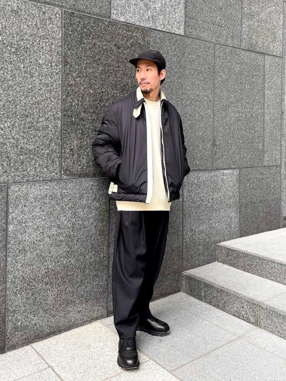 「SHINYA KOZUKA、シンヤコズカ、Lui's、ルイス(Lui's)、冬コーデ、アウター、アウターコーデ、ブラックコーデ、ブラック、大人コーデ」｜「Lui'sのクリアツイルワイドテーパードパンツ（スラックス、ブラック系）」を使った、タシロさん（メンズ・175cm）の冬コーディネートの1枚目の写真