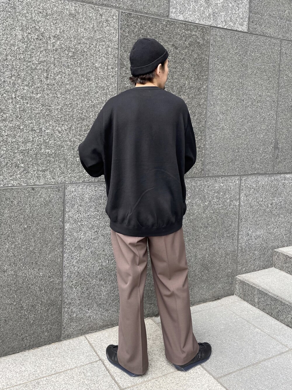 「Lui's、ルイス(Lui's)、ニット、黒ニット、ビッグシルエット、ビッグニット、黒、ブラック、ワイドパンツ、ワイドシルエット」｜「Lui'sのスーパービッグシルエットニット（ニット/セーター、ブラック系）」を使った、タシロさん（メンズ・175cm）の冬コーディネートの1枚目の写真