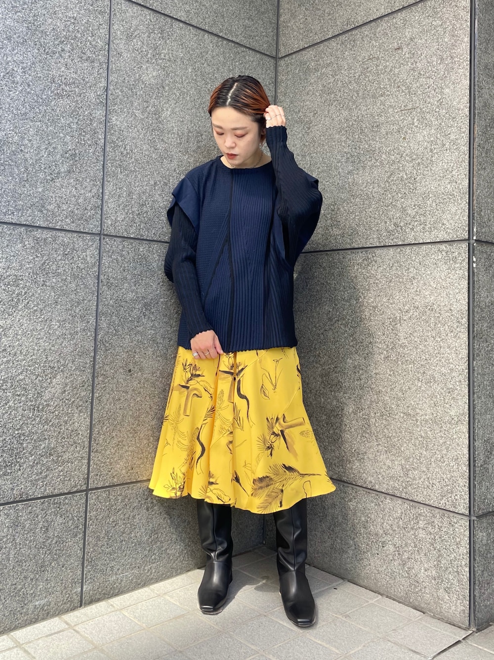「シンプル、秋冬コーデ、ootd、おしゃれさんと繋がりたい、大人コーデ、ニット、スカート、フレアスカート、ロングブーツ、オトナカジュアル、オトナ女子」｜「FABIO RUSCONIのアイテム（ブーツ、ブラック系）」を使った、MIDWEST FUJIIさん（レディース・160cm）の秋コーディネートの1枚目の写真